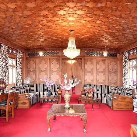 Yadgaar Houseboats 호텔 Srīnagar 외부 사진