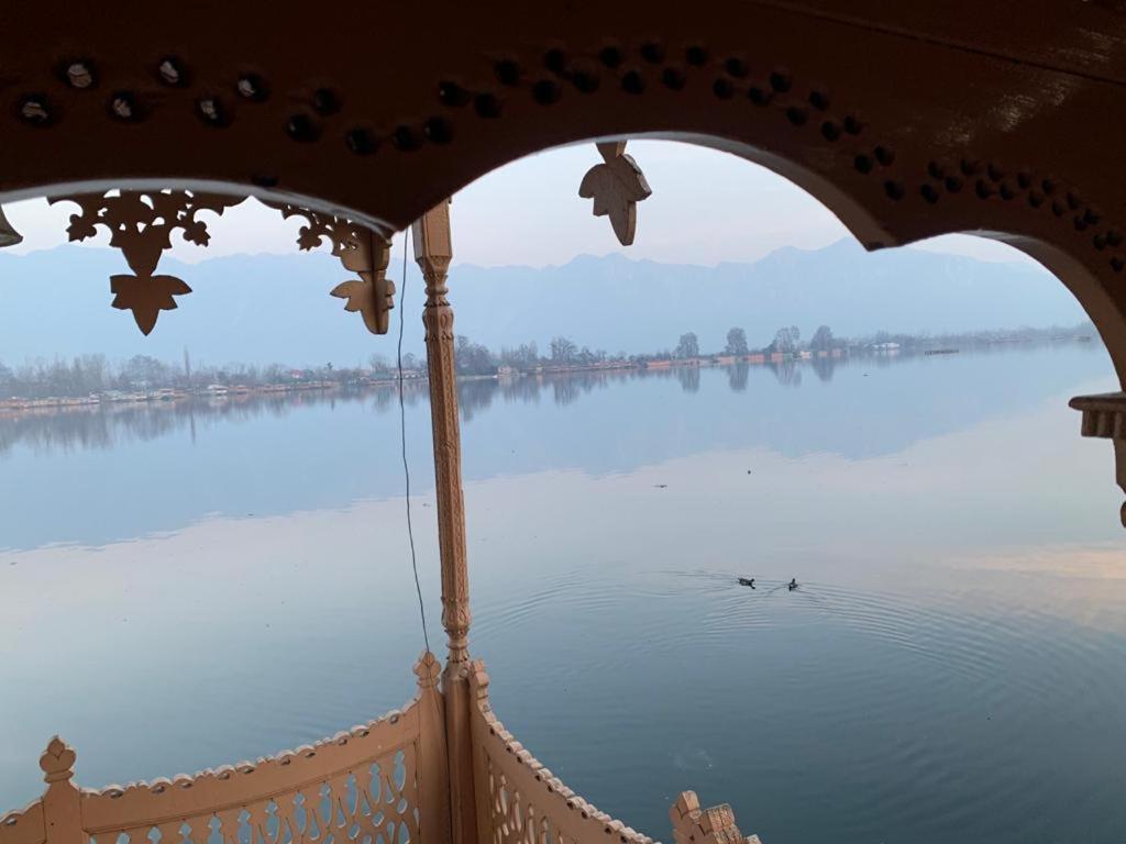Yadgaar Houseboats 호텔 Srīnagar 외부 사진