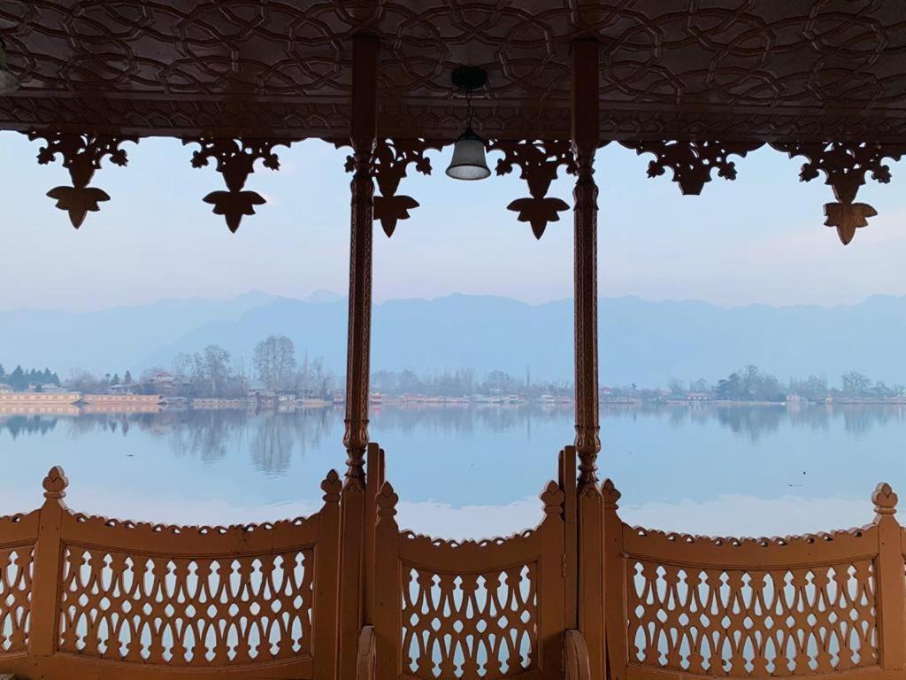 Yadgaar Houseboats 호텔 Srīnagar 외부 사진