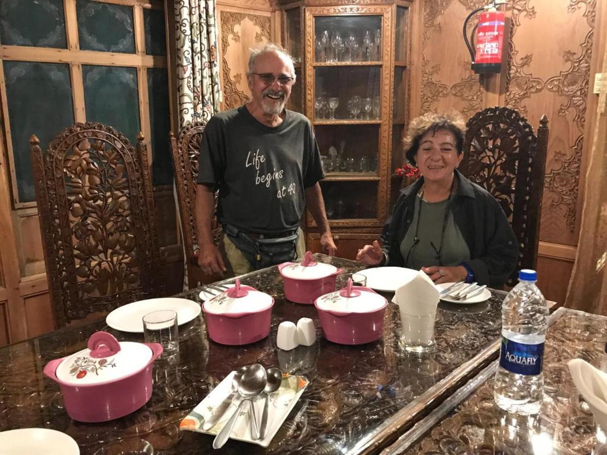 Yadgaar Houseboats 호텔 Srīnagar 외부 사진