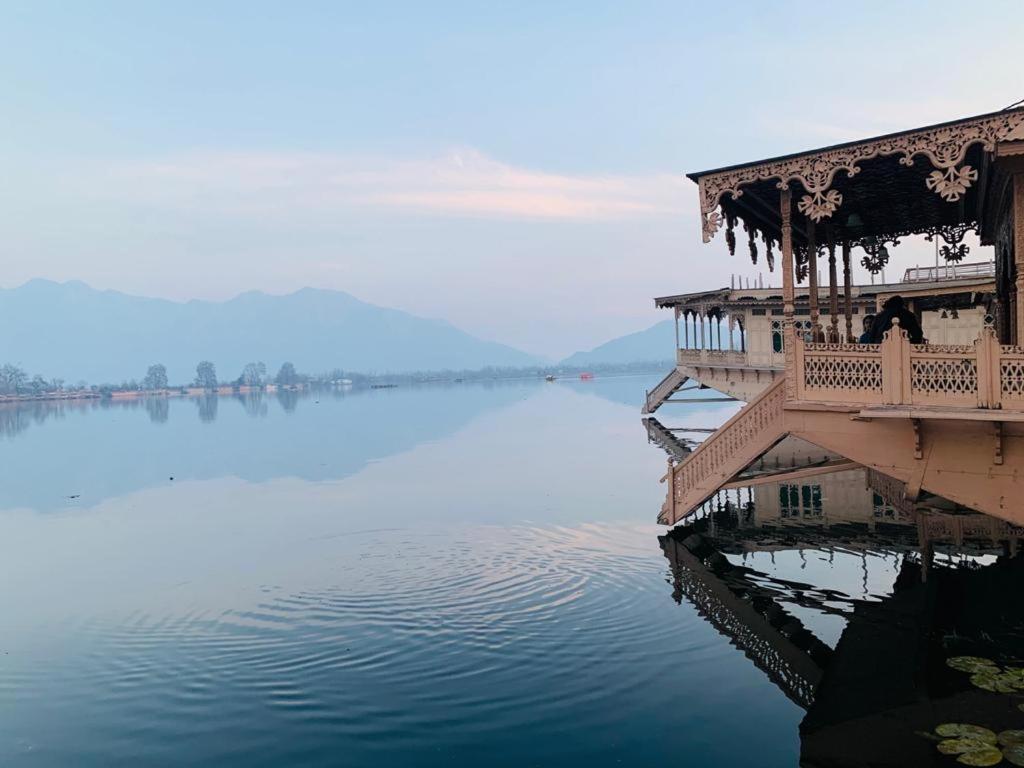 Yadgaar Houseboats 호텔 Srīnagar 외부 사진