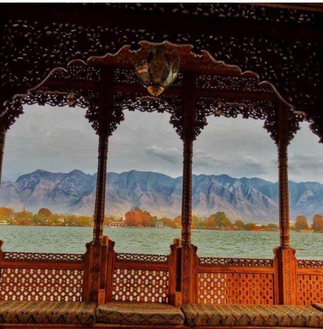 Yadgaar Houseboats 호텔 Srīnagar 외부 사진