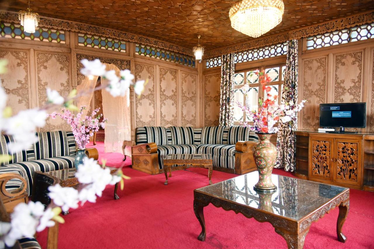 Yadgaar Houseboats 호텔 Srīnagar 외부 사진