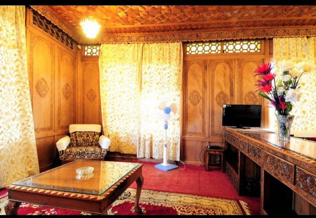 Yadgaar Houseboats 호텔 Srīnagar 외부 사진