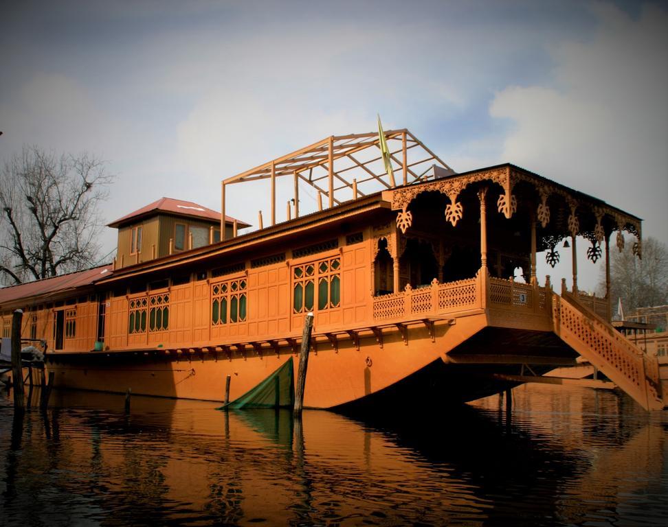 Yadgaar Houseboats 호텔 Srīnagar 외부 사진