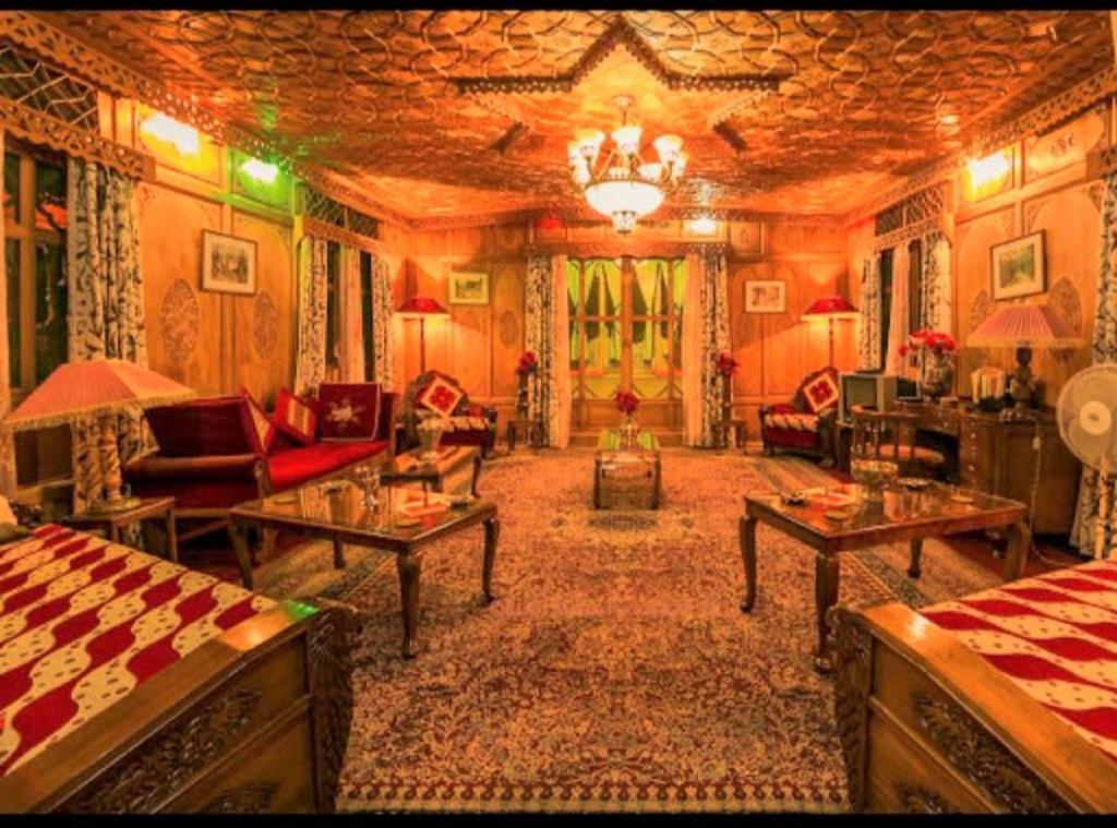 Yadgaar Houseboats 호텔 Srīnagar 외부 사진