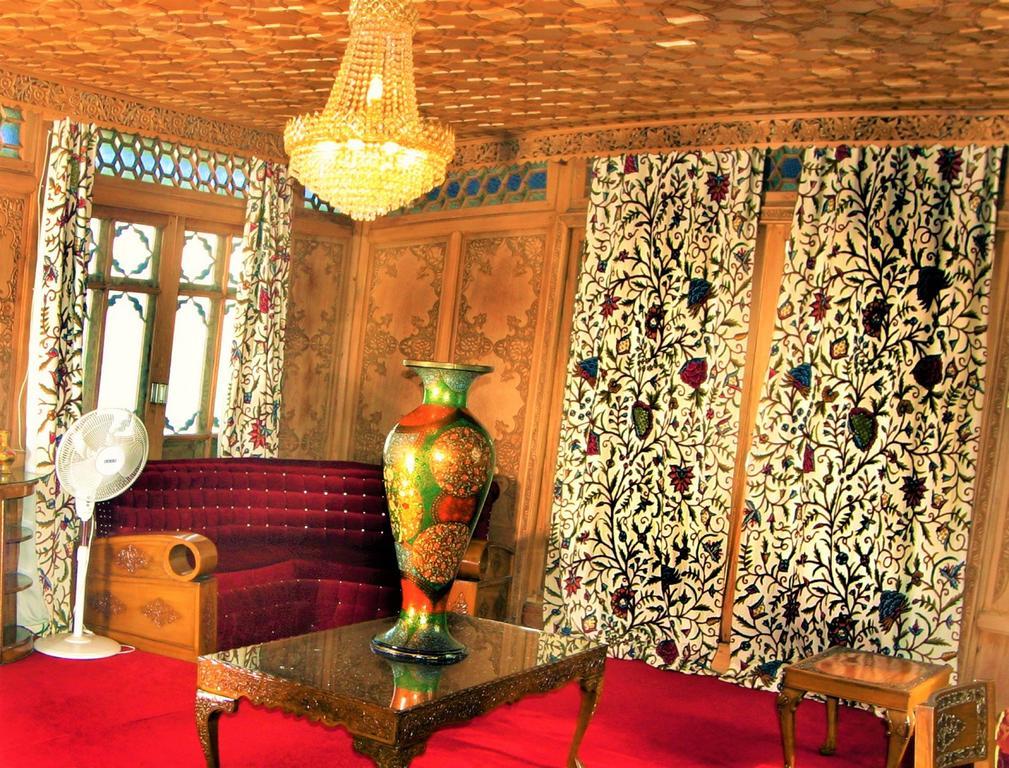 Yadgaar Houseboats 호텔 Srīnagar 외부 사진