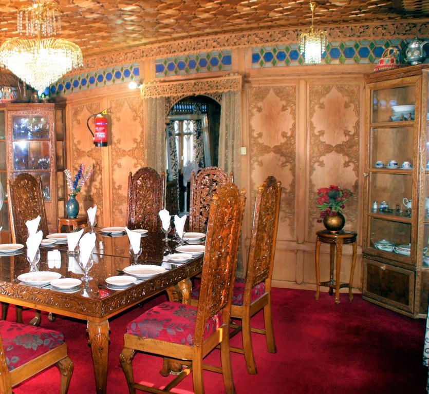 Yadgaar Houseboats 호텔 Srīnagar 외부 사진