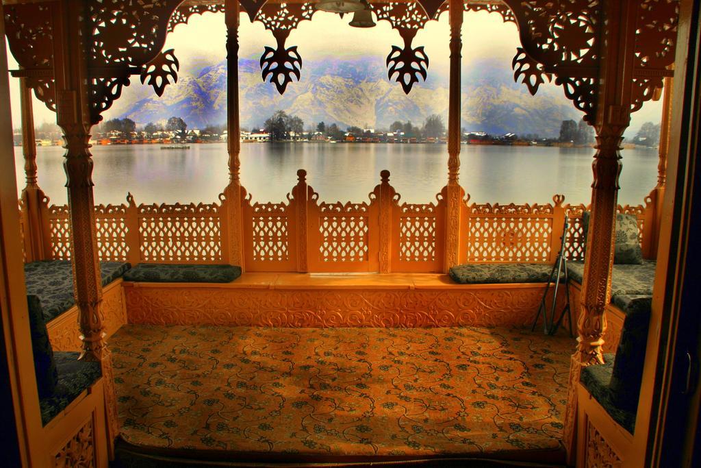 Yadgaar Houseboats 호텔 Srīnagar 외부 사진