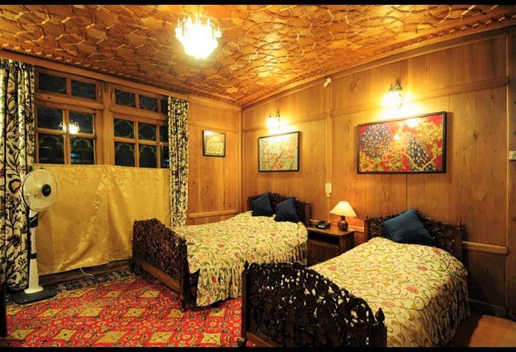Yadgaar Houseboats 호텔 Srīnagar 외부 사진