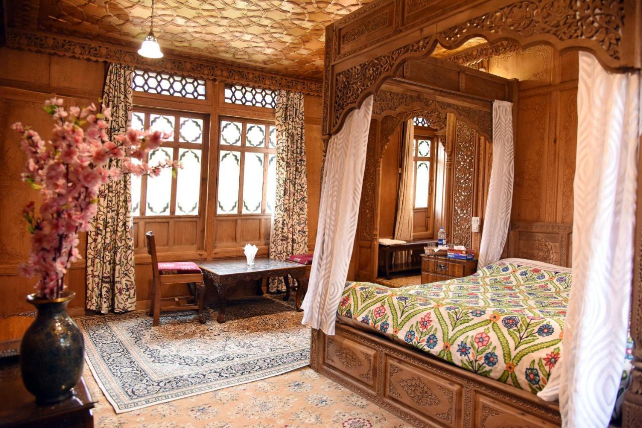 Yadgaar Houseboats 호텔 Srīnagar 외부 사진