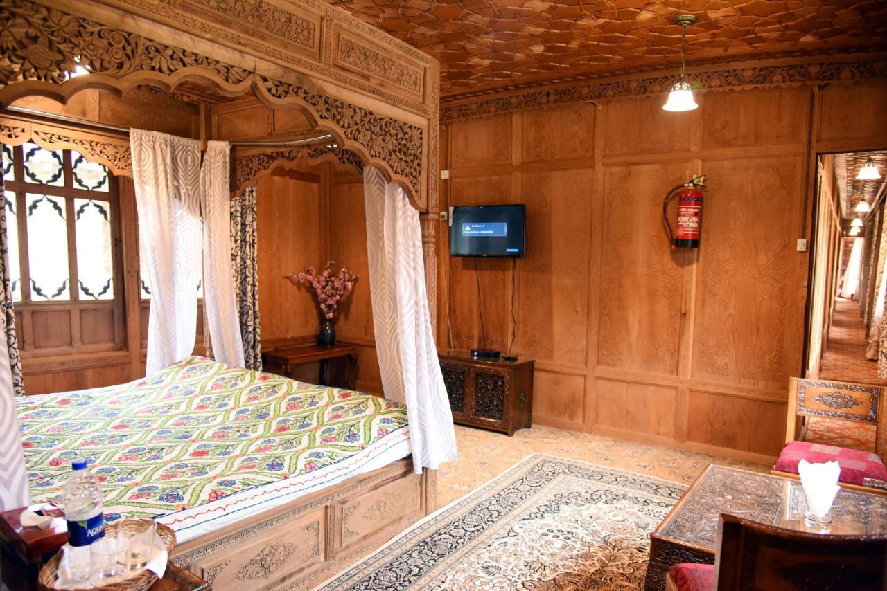 Yadgaar Houseboats 호텔 Srīnagar 외부 사진