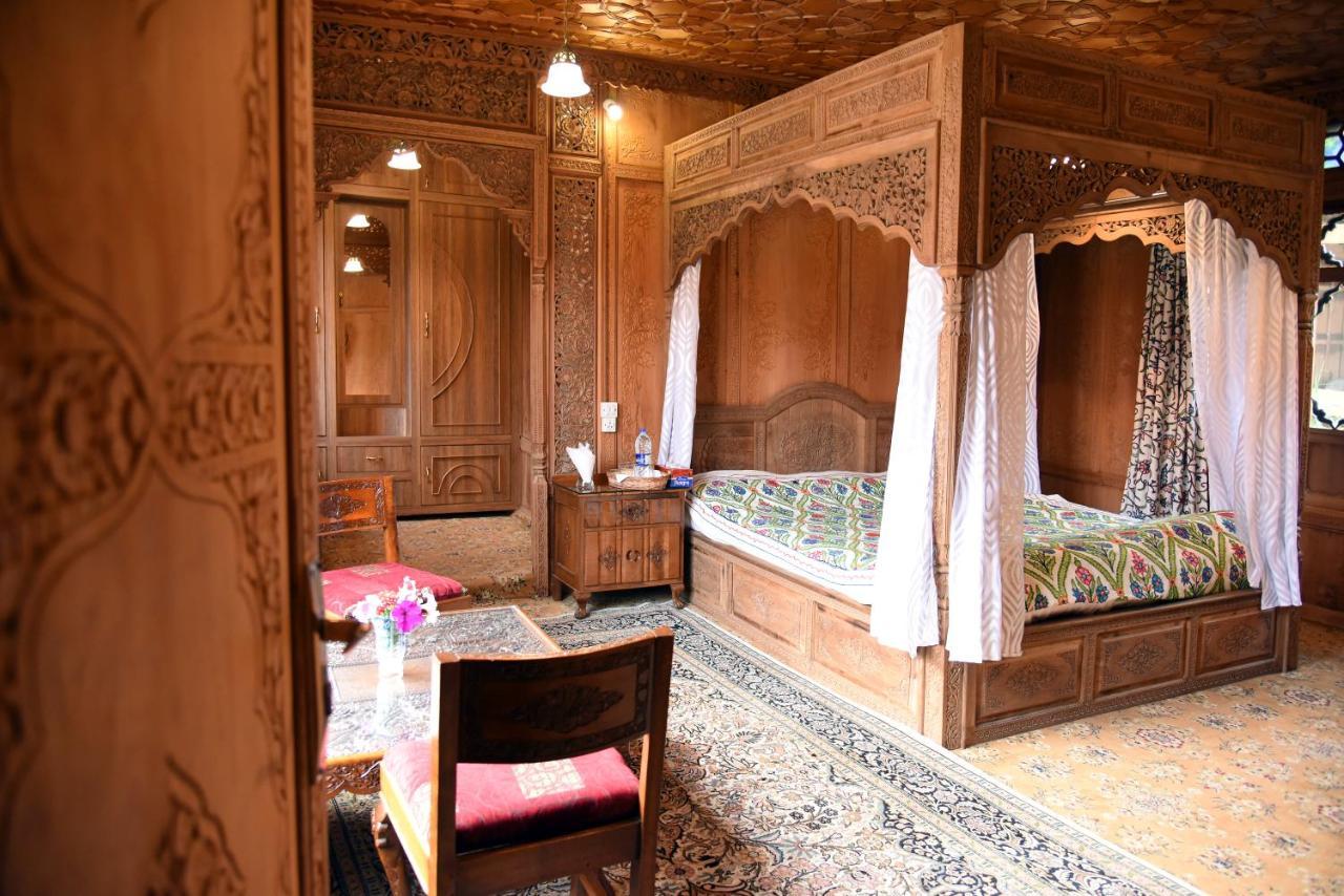Yadgaar Houseboats 호텔 Srīnagar 외부 사진