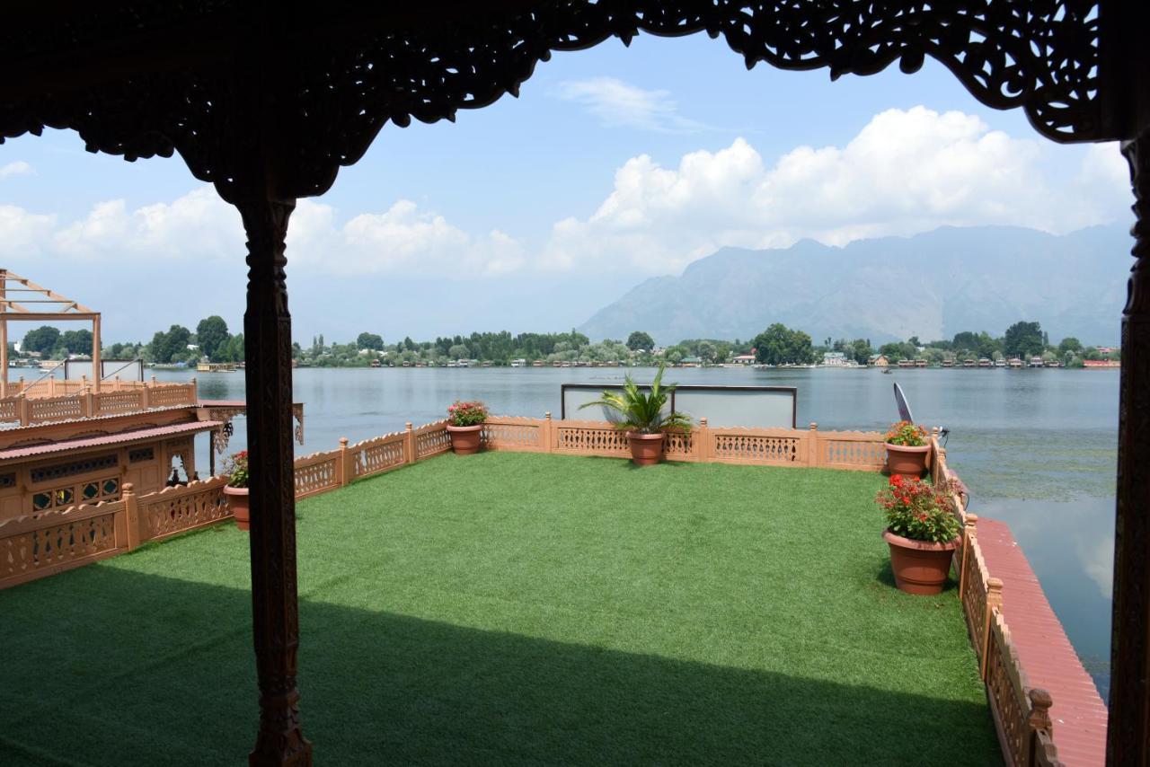 Yadgaar Houseboats 호텔 Srīnagar 외부 사진