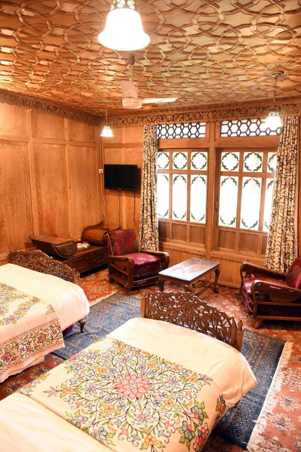 Yadgaar Houseboats 호텔 Srīnagar 외부 사진