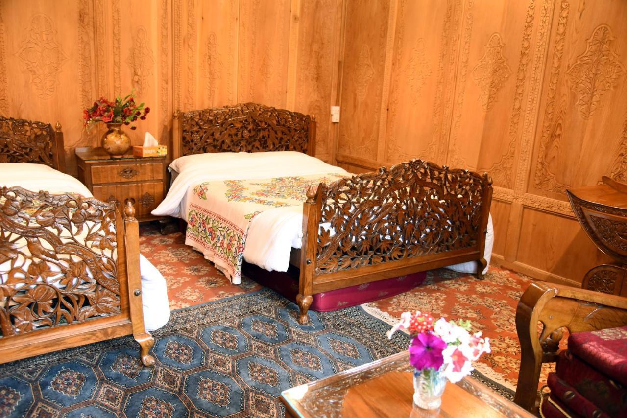 Yadgaar Houseboats 호텔 Srīnagar 외부 사진