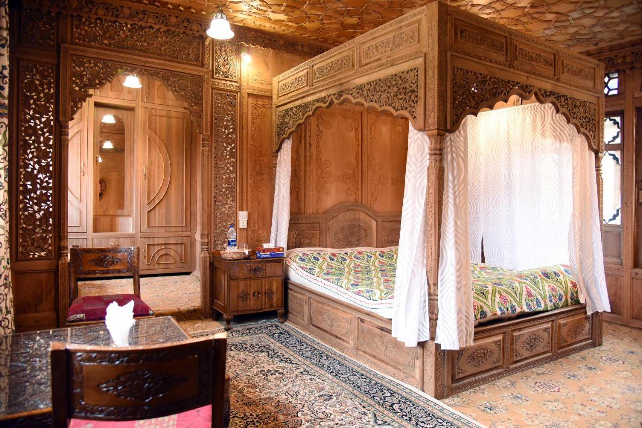 Yadgaar Houseboats 호텔 Srīnagar 외부 사진