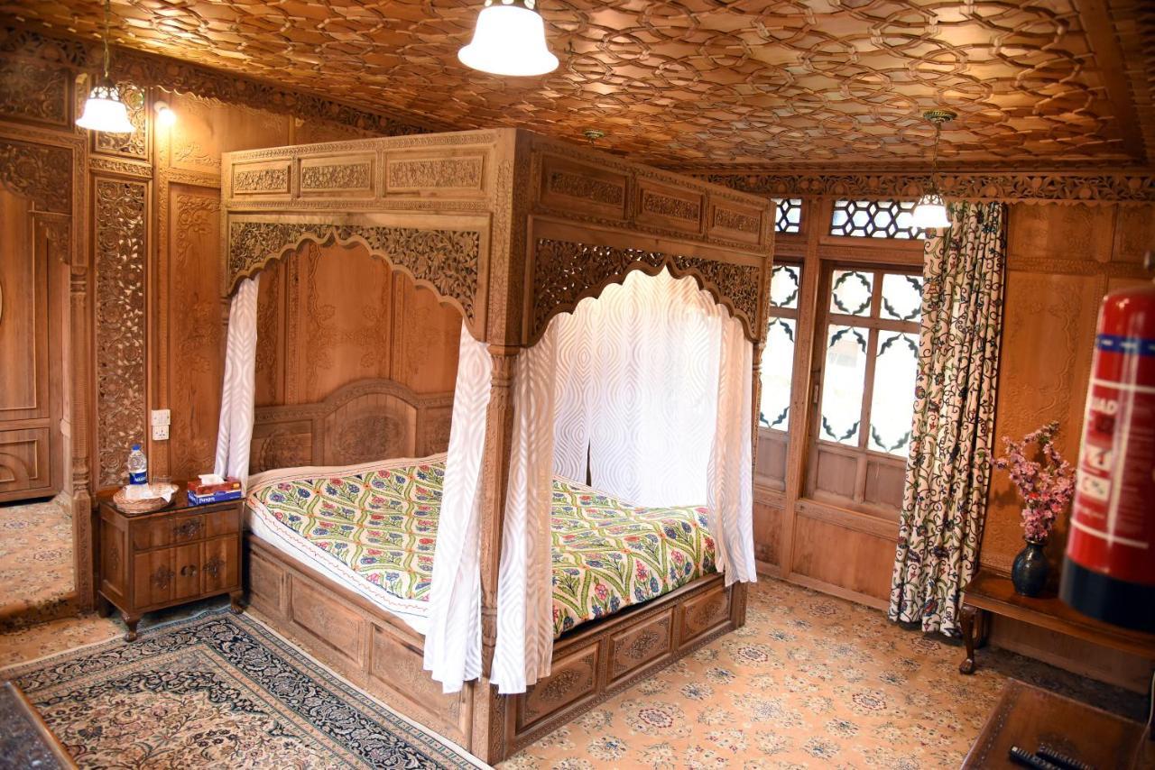 Yadgaar Houseboats 호텔 Srīnagar 외부 사진