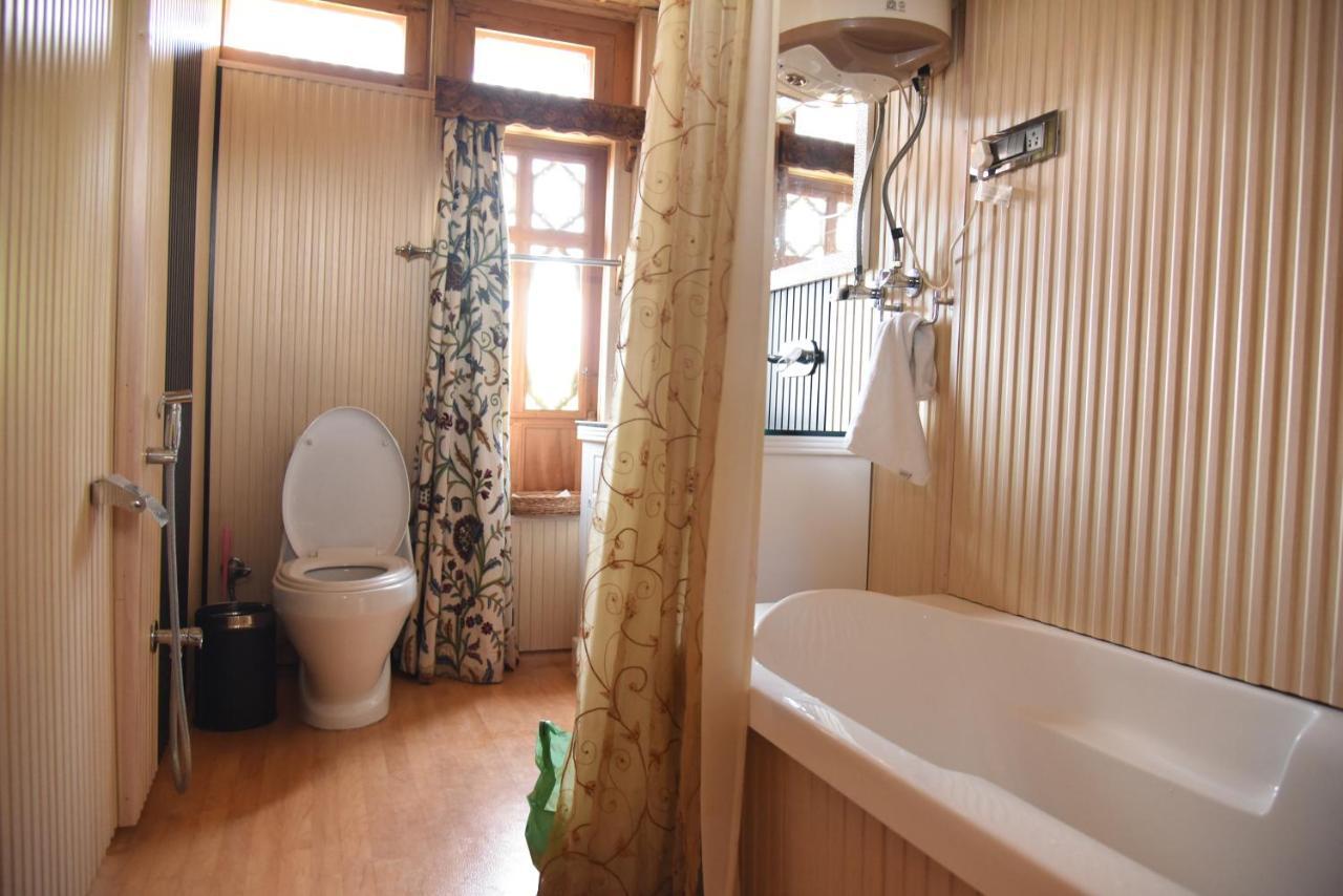 Yadgaar Houseboats 호텔 Srīnagar 외부 사진
