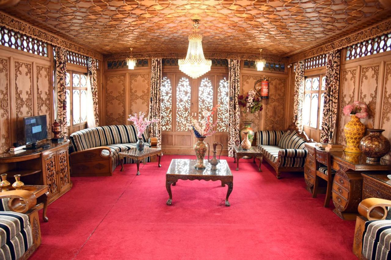 Yadgaar Houseboats 호텔 Srīnagar 외부 사진