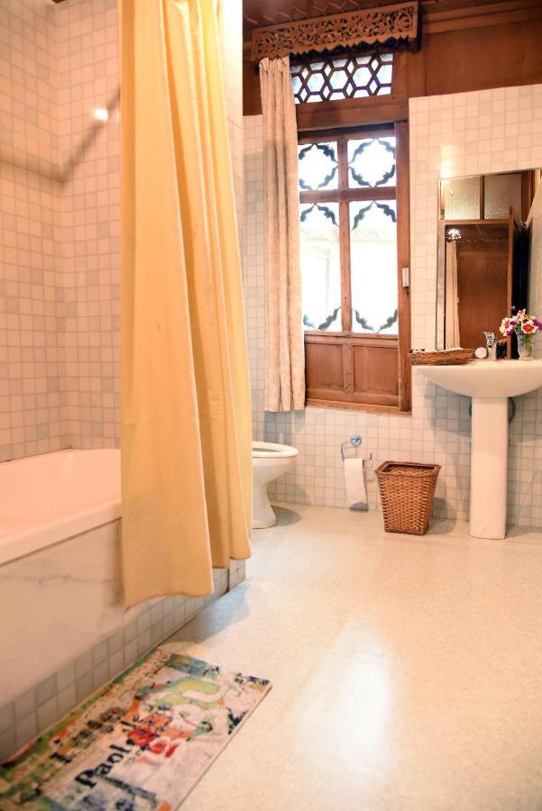 Yadgaar Houseboats 호텔 Srīnagar 외부 사진